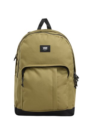 Mochila color verde oliva con un acabado texturizado, que cuenta con un bolsillo frontal con cremallera, acentos negros y un asa superior para llevar. Parche del logo en el frontal.