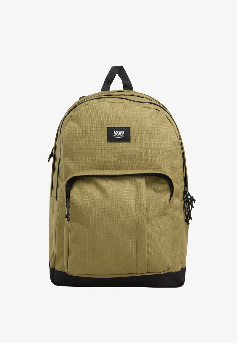 Mochila color verde oliva con un acabado texturizado, que cuenta con un bolsillo frontal con cremallera, acentos negros y un asa superior para llevar. Parche del logo en el frontal.