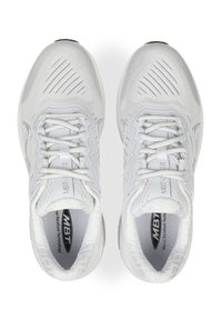Zapatillas deportivas blancas con parte superior de malla transpirable, detalles texturizados y cordones en contraste. Presenta un logo en la lengüeta y una suela acolchada.