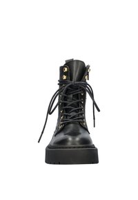 Zwarte leren enkellaars met goudkleurige ogen, dikke zwarte zool en veters. Kenmerkt zich door een textuur bovenkant en een ritssluiting aan de zijkant.