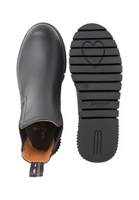 Czarne skórzane botki sięgające kostki mają elastyczne boki, brązowe wykończenie wewnętrzne oraz teksturowaną gumową podeszwę z odciskiem serca i logotypem.