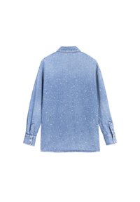 Camicia di denim azzurra chiara con maniche lunghe, colletto e polsini abbottonati. Presenta un motivo a puntini sull'intero tessuto.