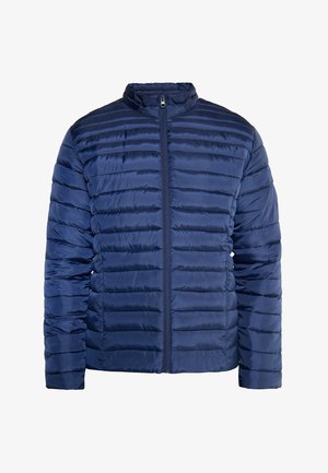 Jūras zila pūkaina jaka ar priekšējo rāvējslēdzēju, kurai ir horizontālas quilted šuves, augsts apkakle un gluda, spīdīga auduma tekstūra.