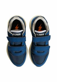 Sneakers blu in materiali tessili e sintetici, con due fasce in velcro, suola bianca a contrasto e logo "SUN68" sulla linguetta.