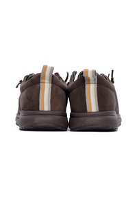 Para brązowych zamszowych sneakersów z czarnymi podeszwami i pionowymi beżowymi, szarymi i pomarańczowymi paskami na uchwytach z tyłu, widocznych z tylu.