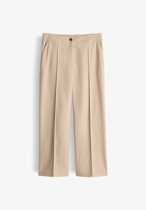 Pantaloni beige a gamba dritta con pieghe frontali, tasche laterali, cinturino con chiusura a bottone e patta con zip nascosta.