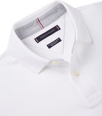 Witte polo met een gestructureerde stof, een gestreepte binnenkraag en twee knopen bij de hals. Merkenlabel zichtbaar op de kraag.