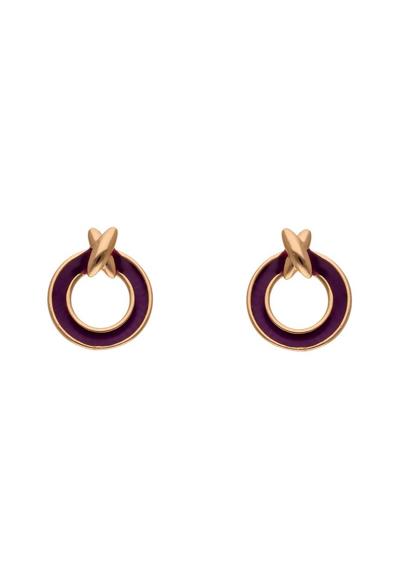 Pendientes circulares de metal en tono dorado con incrustación de esmalte morado y un detalle de nudo retorcido en la parte superior, que crea un efecto de doble capa.