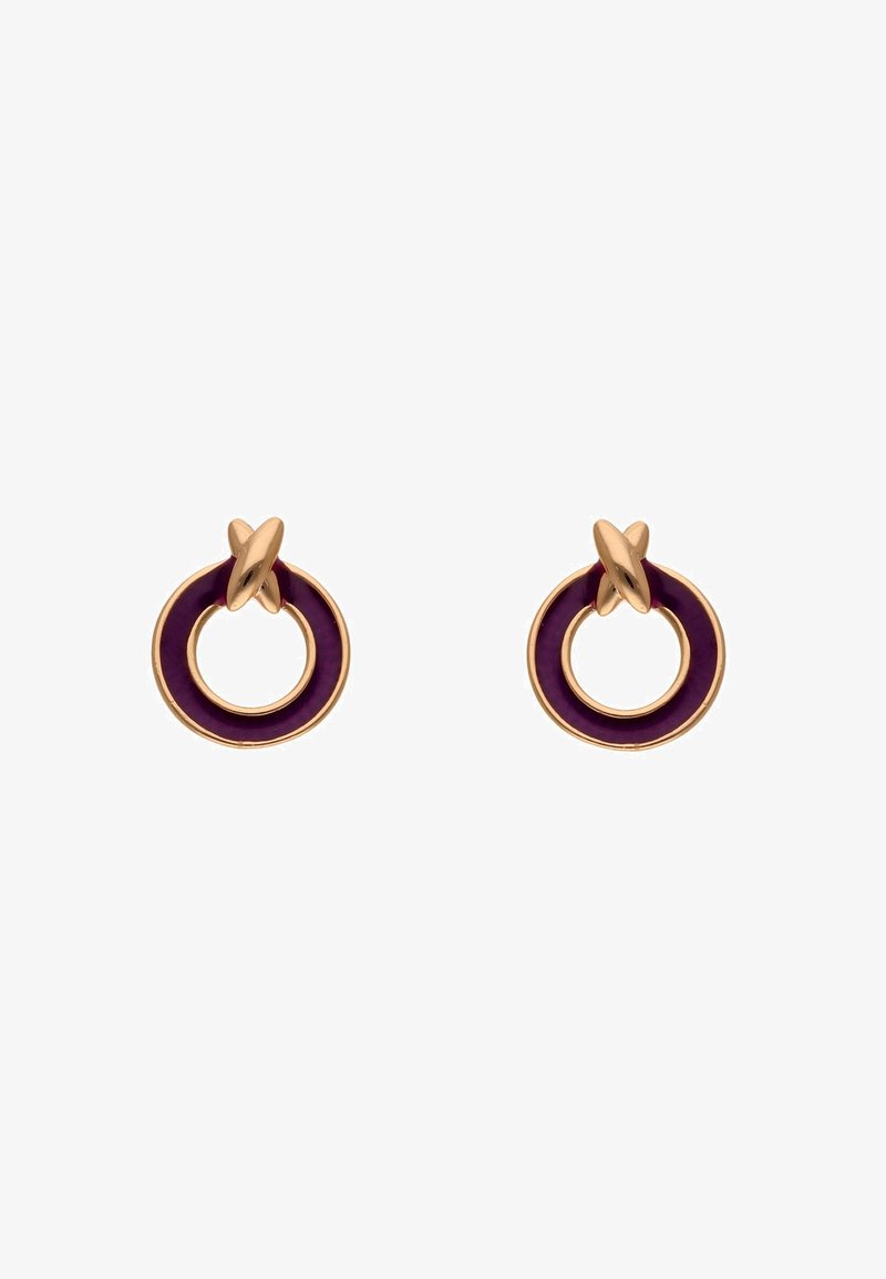 Pendientes circulares de metal en tono dorado con incrustación de esmalte morado y un detalle de nudo retorcido en la parte superior, que crea un efecto de doble capa.