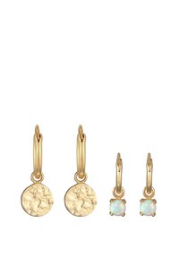 Conjunto de pendientes en tono dorado que incluye un charm redondo texturizado y otro par con piedras similares al ópalo, ambos con cierres de aro.