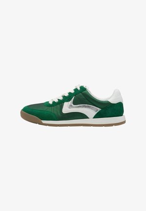 Sneakers verde e bianchi con una combinazione di materiali lisci e camoscio, punta rotonda, lacci bianchi e suola in gomma. Dettagli in accento argento.