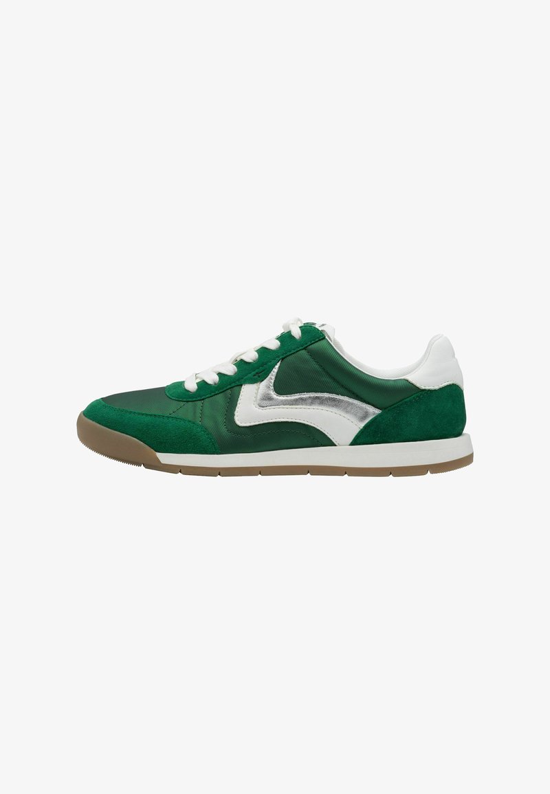 Sneakers verdes e brancos com uma combinação de texturas lisas e de camurça, bico arredondado, atacadores brancos e sola em borracha. Detalhe em prata.