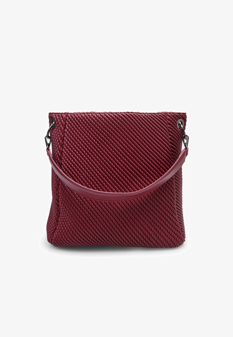 Bordeauxfarbene, gewebte Handtasche mit strukturierter Oberfläche, ausgestattet mit einem gebogenen Ledergriff und metallischen Beschlägen. Kompakte, rechteckige Form.