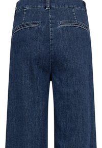 Pantalon en denim bleu foncé avec une coupe à jambes larges, une texture lisse et deux poches arrière avec des coutures horizontales.