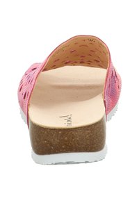 Rosa rückenfreier Clog mit ausgeschnittenem Muster, Korkfußbett, weißer Sohle und glattem Innenraum. Verfügt über ein strukturiertes Obermaterial und angenehmen Tragekomfort.