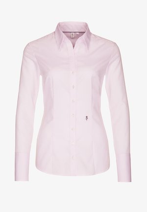 Lichtroze overhemd met lange mouwen en knopen, voorzien van een puntschulp en een kleine rozenborduursel aan de linkerkant. Glad textuur van de stof.