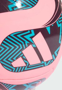 Adidas nogometna lopta s ružičastom površinom, crnim i tirkiznim geometrijskim uzorcima te istaknutim crnim logom, s glatkom teksturom.