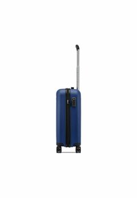 Maleta rígida azul con textura suave, cremallera negra y un asa de aluminio retráctil. Cuenta con cuatro ruedas para una fácil movilidad.