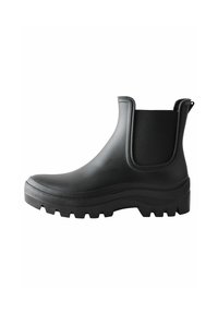 Schwarzer Gummistiefel bis zum Knöchel mit strukturierter Oberflächenbeschaffenheit, ausgestattet mit einer dicken Sohle, elastischen Seitenpaneelen und einer Zuglasche für einfaches An- und Ausziehen.
