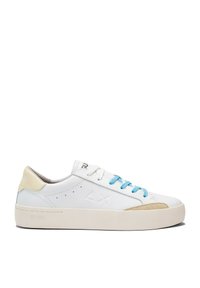 Sneaker bianca con lacci azzurri chiari, dettagli beige e suola in gomma testurizzata. Presenta il logo impresso sul lato e dettagli perforati.