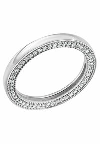 Anello d'argento con una fascia liscia e una fila di piccole pietre trasparenti incastonate lungo la circonferenza, creando un accento scintillante.