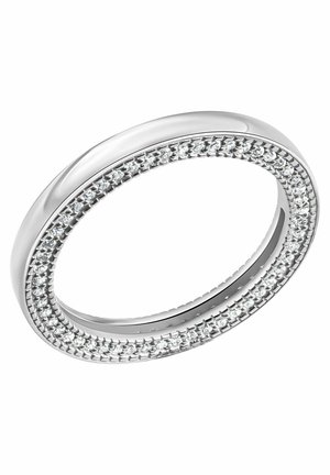 Silberring mit einem glatten Band und einer Reihe kleiner klarer Steine, die entlang des Umfangs gesetzt sind und einen funkelnden Akzent bilden.