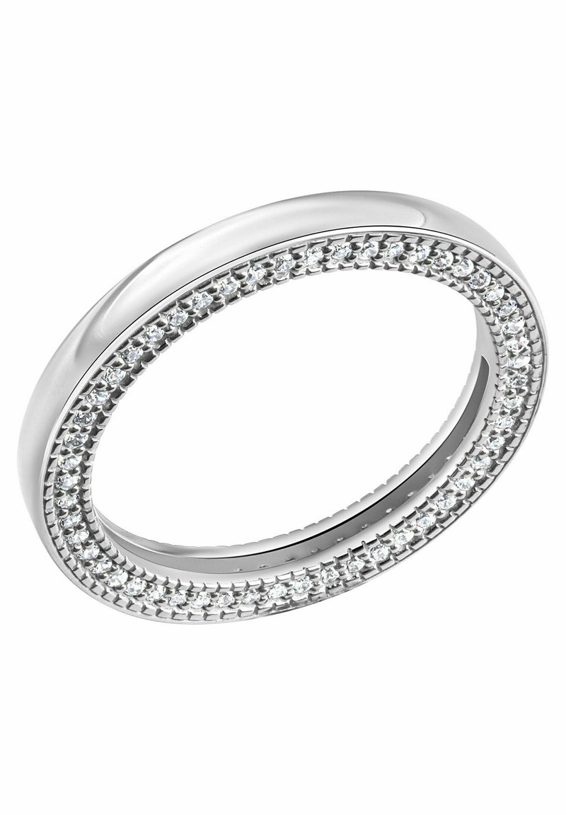 Anello d'argento con una fascia liscia e una fila di piccole pietre trasparenti incastonate lungo la circonferenza, creando un accento scintillante.