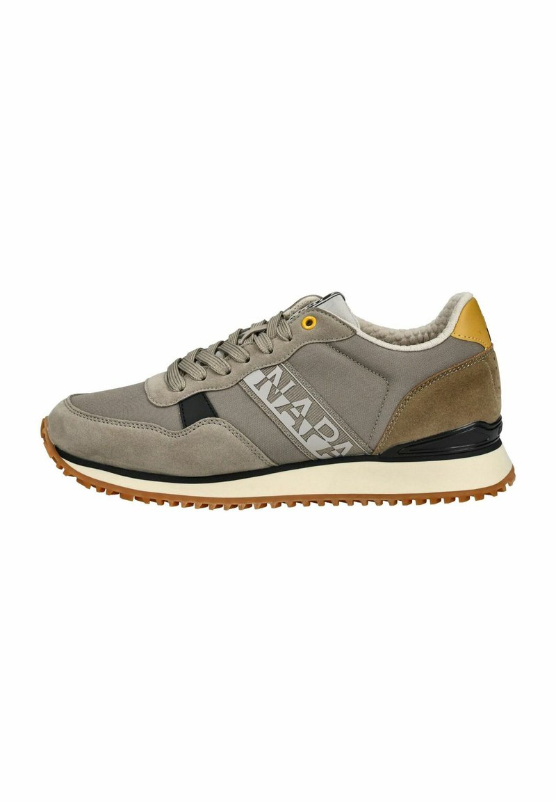 Zapatilla gris con parte superior de ante texturizado y sintético, detalle en negro en contraste, acento amarillo en el talón y suela de goma con diseño de taco.