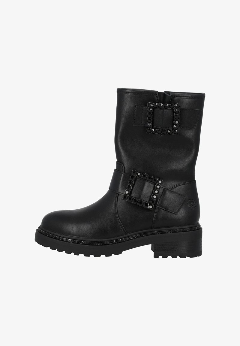 Botín de cuero negro hasta el tobillo con suela resistente, correas decoradas con hebillas cuadradas y detalles texturizados en la base.