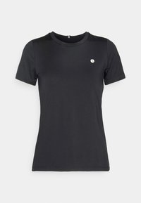 Camiseta negra de manga corta en una tela suave, con cuello redondo y un pequeño logo blanco en el lado izquierdo del pecho.