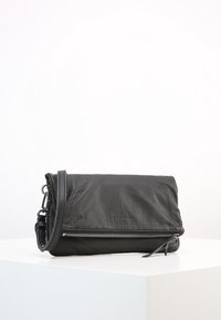 Borsa a tracolla in pelle nera con finitura strutturata, chiusura con zip e tracolla removibile. Presenta un design minimalista e una forma compatta.