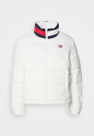 Casaco puffer branco com colarinho alto, apresentando um detalhe em riscas azul marinho, vermelho e branco. Fecho central com zíper e bolsos laterais. Textura suave.
