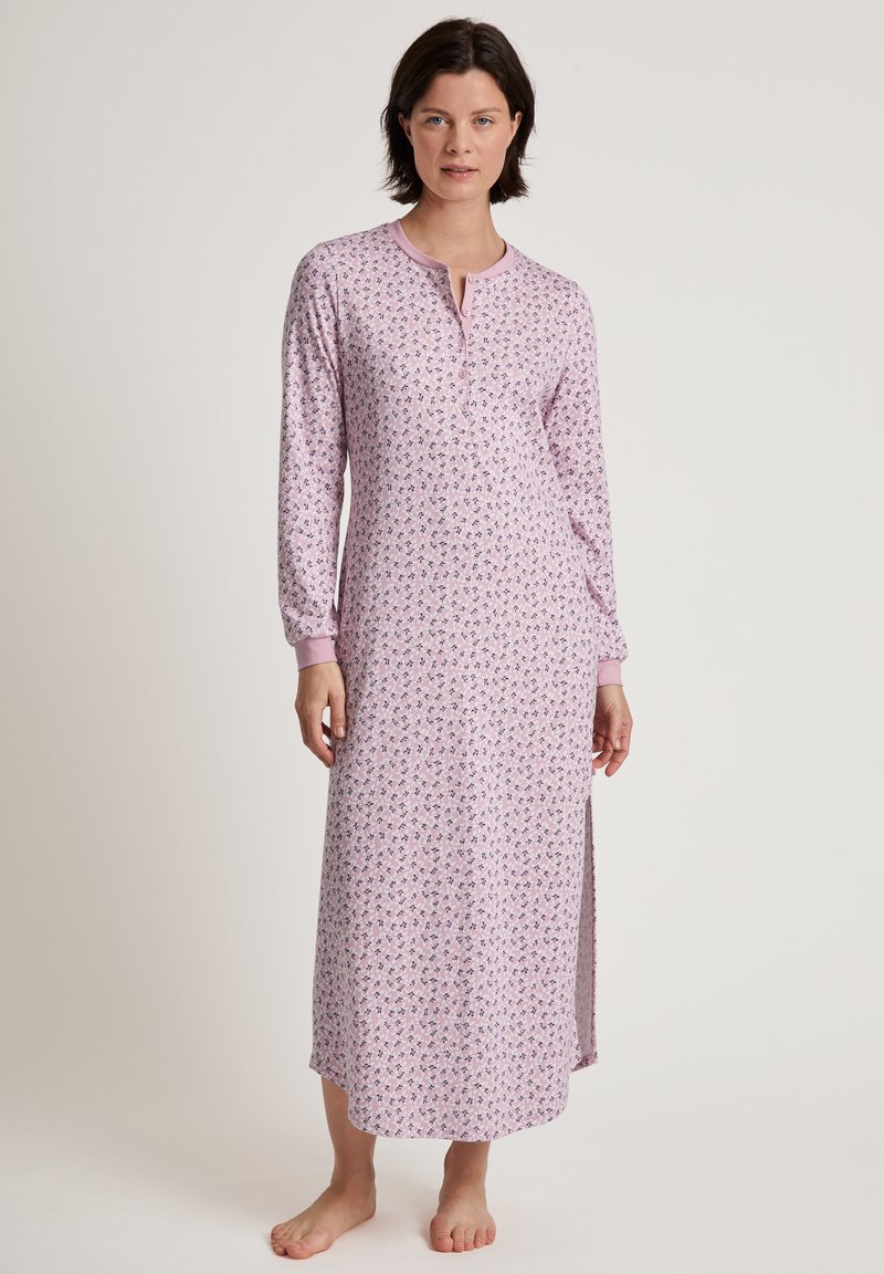 Nightgown lungo rosa con maniche lunghe, colletto a bottoni tipo henley, motivo floreale, tessuto morbido e spacco laterale per facilitare il movimento.