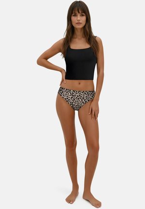 Czarny krótki top z kwadratowym dekoltem połączony z leopardzimi figami bikini; gładka tkanina, dopasowany krój i kontrastujące wzory.