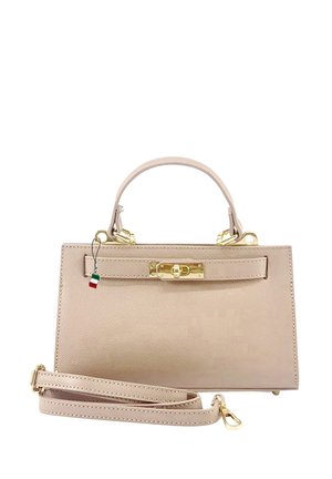 Beige leren handtas met een gestructureerde vorm, bovenhandvat, afneembare schouderriem, gouden hardware en een voorklep.