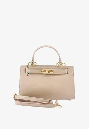 Beige leren handtas met een gestructureerde vorm, bovenhandvat, afneembare schouderriem, gouden hardware en een voorklep.