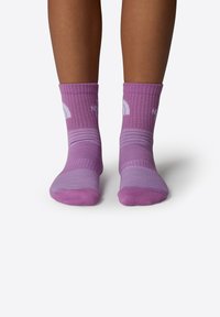Calcetines de mezcla de algodón morados con puños acanalados, un patrón a rayas y detalles de logotipo blanco en los costados. De longitud por el tobillo y con una textura suave.