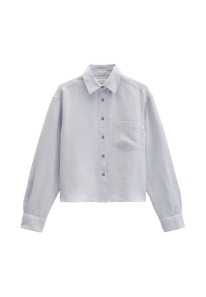 Chemise courte gris clair à manches longues avec boutons à l'avant, col pointu et poche poitrine unique sur fond blanc uni.