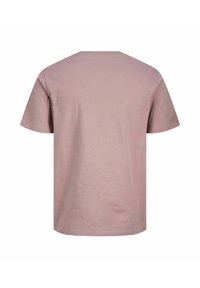 Tricou simplu din bumbac de culoare mauve, cu mâneci scurte, văzut din spate, cu gât rotund și fără modele sau logo-uri vizibile.
