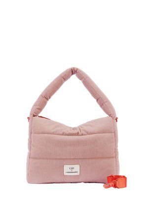 Roze doorgestikte corduroy handtas met een gewatteerd handvat en een afneembare rode band, voorzien van een klein wit label aan de voorkant.