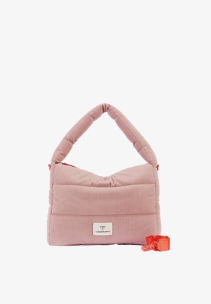 Roze doorgestikte corduroy handtas met een gewatteerd handvat en een afneembare rode band, voorzien van een klein wit label aan de voorkant.