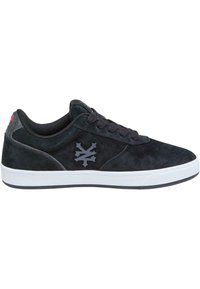 Adidași sport din suede negru, cu o talpă din cauciuc alb, având un logo negru proeminent pe lateral și șireturi negre.