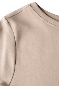 Hellebeige Stoff mit glatter Textur und leichtem Stretch; verfügt über einen runden Ausschnitt und eine geschwungene Schulternaht.