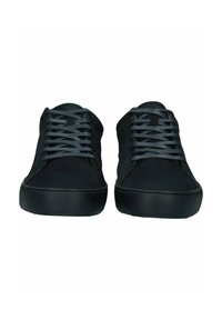 Sneaker nere con lacci grigi, caratterizzate da un design low-top, tomaia in tessuto liscio e suola in gomma. I lacci arrivano fino a metà della linguetta.