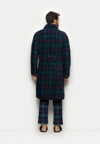 Rutet badekåbe i mørkegrøn, blå og rød med sjalskrave, bælte i taljen og matchende rutede bukser. Blød tekstur, mid-længde design.