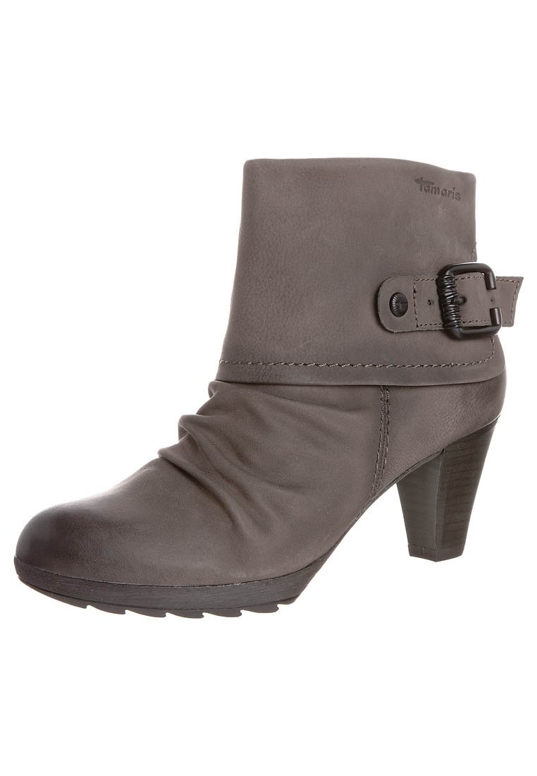 Botín de cuero gris con un diseño arrugado, punta redonda y una hebilla decorativa en el costado. Cuenta con un tacón apilado y una suela texturizada.