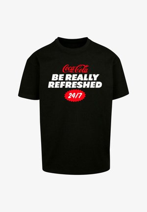 Sort bomulds t-shirt med et hvidt og rødt grafisk design med "Coca-Cola" og "BE REALLY REFRESHED 24/7" i fede bogstaver. Rund halsudskæring.