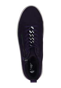 Lila Wildleder High-Top Sneaker mit silbernen dekorativen Nieten an den Schnürsenkeln, seitlichem Reißverschluss, weißer Gummisohle und Logo innen.