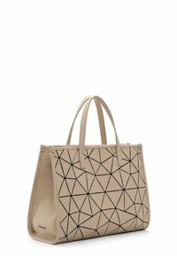 Borsa beige con linee nere geometriche, forma strutturata, doppi manici, materiale in pelle sintetica liscia e logo del marchio impresso sul lato.