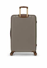 Grijze harde koffer met een uitschuifbare bruine handgreep, dubbele wielen voor mobiliteit en een zijhandvat voor gemakkelijk tillen.